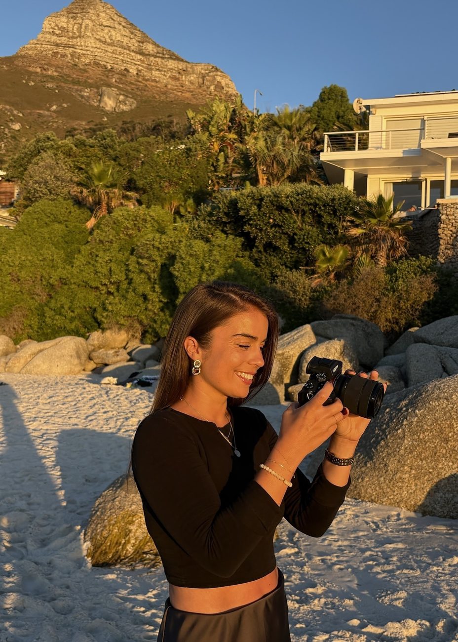 Fabienne Berninger mit Kamera am Strand